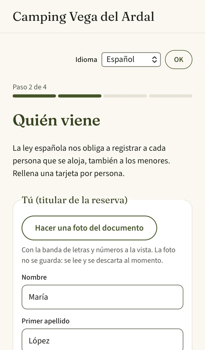 Paso 2 de 4, «Quién viene»: tarjeta del titular con el botón «Hacer una foto del documento»